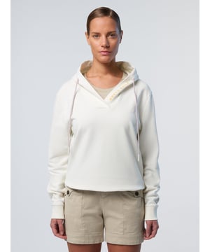 Eine unendlich vielseitige Ergänzung für Ihre Übergangsgarderobe. Dieser Kapuzenpullover aus Baumwolle aktualisiert die klassische Freizeit-Silhouette mit einem entspannten V-Ausschnitt und macht das Tragen über T-Shirts und Tanktops zum Kinderspiel. Ausgestattet mit breiten Rippenbündchen und einem dezenten North Sails-Druck.