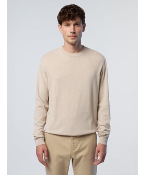 Ein vielseitiges Essential für Lagen-Looks in der Übergangszeit. Dieser aus feinem Bio-Baumwollgarn gestrickte Pullover mit Rundhalsausschnitt fühlt sich leicht auf der Haut an und hat auch einen geringeren Fußabdruck. Das schlichte Design ist mit einem Logo-Etikett am Saum verziert und verleiht ihm den typischen North Sails-Touch.
