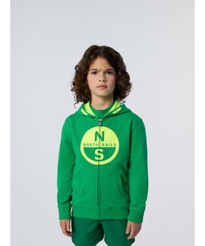 Een klassieker voor het weekend met de attitude van North Sails. Deze kinderhoodie is gemaakt van French Terry van biologisch katoen. Het ontwerp met volledige ritssluiting is perfect om in laagjes te dragen, verfraaid met een maxi-logoprint op de voorkant voor een gedurfde look die niet onopgemerkt zal blijven.