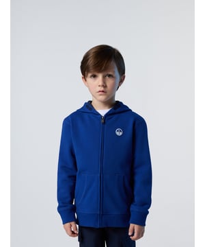 Ein Muss für Reisen, Training und Wochenend-Looks. Dieser Kapuzenpullover für Kinder lässt sich mit seinem Reißverschluss nahtlos von drinnen nach draußen tragen und ist aus 100 % Bio-Baumwolle gefertigt, als Teil unseres Engagements, positive Schritte für den Planeten zu unternehmen. Verziert mit einem Logo-Patch auf der Brust für einen charakteristischen Touch.