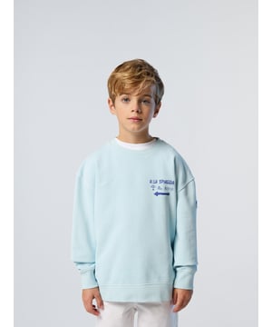 Zum Strand! Dieses bedruckte Kinder-Sweatshirt besteht aus Bio-Baumwollfleece für einen geringeren Fußabdruck und ist in einer Auswahl leuchtender Sommertöne stückgefärbt. Passt auch perfekt zu Badeshorts, Jeans und Chinos und ist mit einem charakteristischen Logo-Patch am Ärmel versehen.