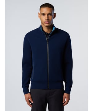 Een overgangsheld die klaar is voor avontuur. Deze trui met volledige rits is gebreid van gerecycled polyester: nog een voorbeeld van onze toewijding om materialen te gebruiken die beter zijn voor de planeet. Gestyled met een hoge hals en waterdichte ritssluiting om je te beschermen, ongeacht het weer.