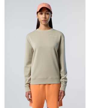Schlank, dezent und bereit für Abenteuer. Dieses Rundhals-Sweatshirt besteht aus einem Modal-Fleece-Mix mit dezentem Schimmer und schafft die perfekte Balance zwischen Mode und Funktion. Verziert mit dezentem North Sails-Schriftzug auf der Brust für einen charakteristischen Touch.