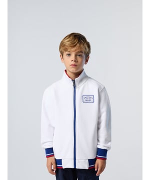 Vielseitiger Stil trifft auf das Erbe des Ozeans. Dieses Sweatshirt mit Stehkragen und durchgehendem Reißverschluss eignet sich perfekt für Lagenlooks und ist aus umweltfreundlicher Bio-Baumwolle gefertigt. Gerippte Seiten sorgen für ein besonders angenehmes Tragegefühl, während ein Etikett auf der Brust unsere langjährige Verbindung zum Segeln in Newport feiert.