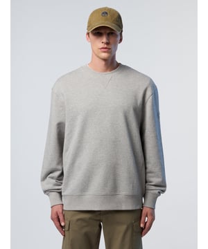 Bringen Sie frischen Wind in Ihre Freizeitgarderobe mit diesem vielseitigen Sweatshirt mit Rundhalsausschnitt. Dieses Modell aus Bio-Baumwolle unterstreicht unser Engagement für die Verwendung von Materialien, die besser für den Planeten sind, und ist an den Seiten mit eng anliegendem Rippstrick versehen. Ein North-Sails-Aufnäher am Ärmel sorgt für den charakteristischen Touch.