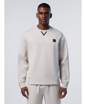 Eine lässige Ikone, bereit für Abenteuer. Dieses elegante Sweatshirt besteht aus weichem, dehnbarem und strapazierfähigem Interlock-Material und ist mit sorgfältig positionierten Nähten für maximalen Komfort und Flexibilität geformt. Ein kontrastierender V-Einsatz aus Framisband sorgt für einen sportlichen Touch.