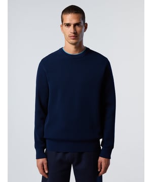 Ga je volgende avontuur aan in de tijdloze stijl van een klassiek breisel. Deze trui met ronde hals is gemaakt van 100% gerecycled polyester: duurzaam, vochtafvoerend en ook nog eens vriendelijker voor de planeet. Geribbelde boorden zorgen voor een aansluitend gevoel, terwijl een North Tech-patch op de mouw het ontwerp afrondt met een kenmerkende touch.