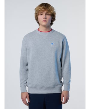 Een casual klassieker met een planeetbewuste geest. Dit veelzijdige sweatshirt is gemaakt van biologisch katoen, verbruikt minder water en genereert minder uitstoot dan gewone vezels. Verfraaid met een North Sails-patch op de borst voor een kenmerkende touch.