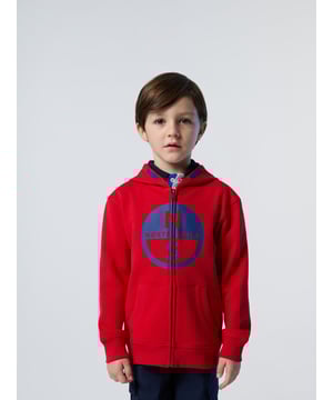 Een klassieker voor het weekend met de attitude van North Sails. Deze kinderhoodie is gemaakt van French Terry van biologisch katoen. Het ontwerp met volledige ritssluiting is perfect om in laagjes te dragen, verfraaid met een maxi-logoprint op de voorkant voor een gedurfde look die niet onopgemerkt zal blijven.