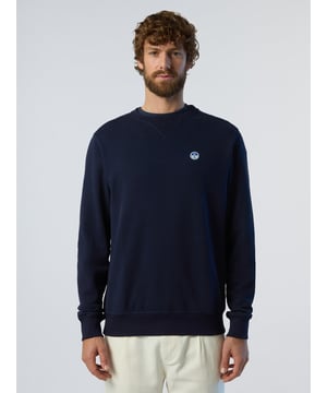 Ein lässiger Klassiker mit umweltbewusstem Geist. Dieses vielseitige Sweatshirt besteht aus Bio-Baumwolle, verbraucht weniger Wasser und erzeugt weniger Emissionen als herkömmliche Fasern. Verziert mit einem North Sails-Aufnäher auf der Brust für einen charakteristischen Touch.