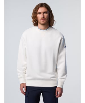 Bringen Sie frischen Wind in Ihre Freizeitgarderobe mit diesem vielseitigen Sweatshirt mit Rundhalsausschnitt. Dieses Modell aus Bio-Baumwolle unterstreicht unser Engagement für die Verwendung von Materialien, die besser für den Planeten sind, und ist an den Seiten mit eng anliegendem Rippstrick versehen. Ein North-Sails-Aufnäher am Ärmel sorgt für den charakteristischen Touch.