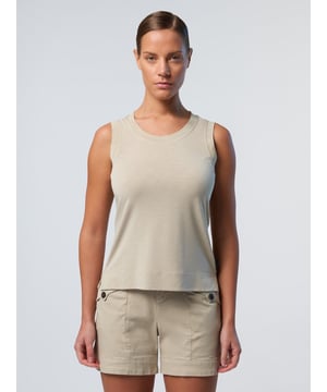 Een klassieke tanktop is een must-have voor de zomer, en deze stelt niet teleur. Gemaakt van slub modal jersey voor een lichtgewicht gevoel en ongelooflijke zachtheid, deze stijl heeft splitten in de zoom voor maximaal comfort. Grove geribbelde boorden in de nek en armsgaten bepalen het ingetogen silhouet.