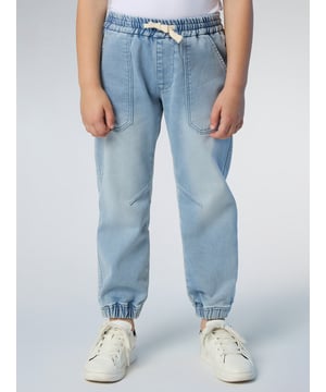 Der zeitlose Reiz von Denim trifft auf den Komfort von dehnbarem Strickstoff, um diese Jogginghose für Kinder zu kreieren. Sie bestehen aus einer Mischung aus Baumwolle und recycelten Plastikflaschen und stehen auch im Einklang mit unserem Versprechen, den Ozean positiv zu beeinflussen. Ausgestattet mit geräumigen Taschen auf der Vorderseite.