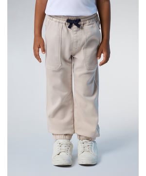 Der zeitlose Reiz von Denim trifft auf den Komfort von dehnbarem Strickstoff, um diese Jogginghose für Kinder zu kreieren. Sie bestehen aus einer Mischung aus Baumwolle und recycelten Plastikflaschen und stehen auch im Einklang mit unserem Versprechen, den Ozean positiv zu beeinflussen. Ausgestattet mit geräumigen Taschen auf der Vorderseite.