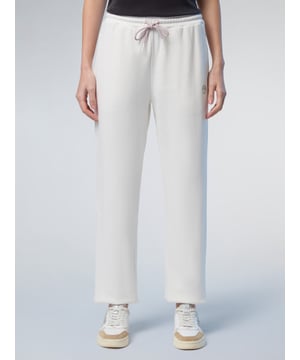 Update je loungewear-collectie met deze geverfde joggingbroek. Het relaxte silhouet is gemaakt van zachte sweatstof en wordt omzoomd met een taille met trekkoord en elastische manchetten. Verfraaid met een verhoogde logoprint onder de zak.