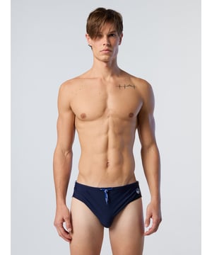 Een gestroomlijnd ontwerp voor enthousiaste zwemmers. Deze elastische LYCRA® zwemslip is gemaakt van gerecycled nylon, waardoor er minder afval naar de vuilstort gaat. Verheven met sportieve strepen aan de zijkant, een trekkoord met merknaam en een logopatch als teken van onmiskenbare North Sails-stijl.