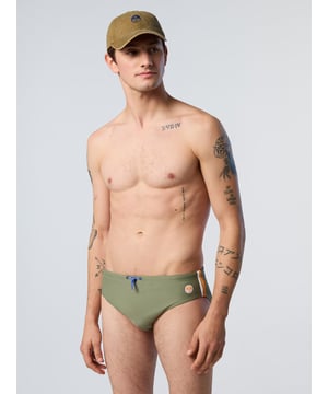 Ein stromlinienförmiges Design für begeisterte Schwimmer. Diese dehnbaren LYCRA®-Badehosen bestehen aus recyceltem Nylon und tragen so dazu bei, die Menge an Müll auf der Mülldeponie zu reduzieren. Veredelt mit sportlichen Seitenstreifen, einem Marken-Kordelzug und einem Logo-Patch als Zeichen des unverwechselbaren North Sails-Stils.