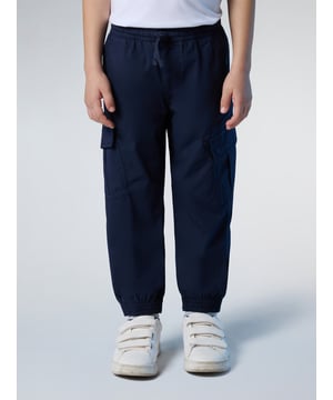 Utility-Stil mit geringerem Platzbedarf. Diese Cargohose besteht aus Stretch-Popeline mit Bio-Baumwolle, deren Anbau weniger Wasser verbraucht und weniger Emissionen verursacht als herkömmliche Fasern. Ausgestattet mit einem elastischen Kordelzug in der Taille und elastischen Bündchen für eine superflexible Passform.