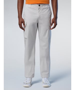 Klassieke gebruiksstijl, maar met een planeetbewuste upgrade. Deze cargobroek is gemaakt van rekbare parachutestof van biologisch katoen voor een superlicht gevoel en een nog lichtere voetafdruk. Gestyled met naden aan de achterkant op de knieën voor extra flexibiliteit en een logopatch boven de achterzak.