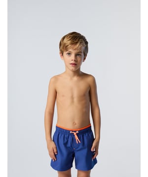 Kleurrijk, comfortabel en planeetbewust. Deze zwemshort voor kinderen is gemaakt van een mix van katoen en gerecycled nylon en heeft een contrasterende zak aan de achterkant. Gedrukte North Sails-letters aan de binnenkant van de taille en exclusieve trekkoorden met merknaam geven het ontwerp exclusieve energie.