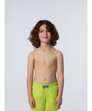Til zijn vakantiecollectie naar een hoger niveau met deze zwemshort met gedurfd logo. Hun sneldrogende stof is ook ontworpen om vriendelijker te zijn voor de planeet, gemaakt van gerecycled polyester om de hoeveelheid afval die naar de vuilstort wordt gestuurd te verminderen. Verfraaid met een verticale North Sails-print op het linkerbeen.