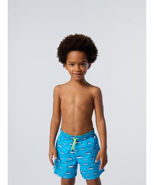 Statement-stijl ontmoet planeetbewuste geest. Deze zwemshort voor kinderen is gemaakt van sneldrogend gerecycled polyester met een selectie opvallende prints. Het resultaat? Een gedurfde look met een lichtere voetafdruk. Gestyled met een comfortabele taille met trekkoord en handige zakken.