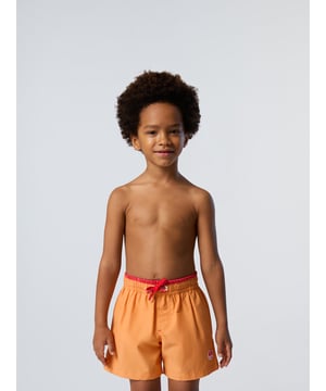 Kleurrijk, comfortabel en planeetbewust. Deze zwemshort voor kinderen is gemaakt van een mix van katoen en gerecycled nylon en heeft een contrasterende zak aan de achterkant. Gedrukte North Sails-letters aan de binnenkant van de taille en exclusieve trekkoorden met merknaam geven het ontwerp exclusieve energie.