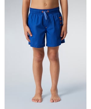 Til zijn vakantiecollectie naar een hoger niveau met deze zwemshort met gedurfd logo. Hun sneldrogende stof is ook ontworpen om vriendelijker te zijn voor de planeet, gemaakt van gerecycled polyester om de hoeveelheid afval die naar de vuilstort wordt gestuurd te verminderen. Verfraaid met een verticale North Sails-print op het linkerbeen.