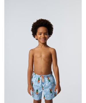 Statement-stijl ontmoet planeetbewuste geest. Deze zwemshort voor kinderen is gemaakt van sneldrogend gerecycled polyester met een selectie opvallende prints. Het resultaat? Een gedurfde look met een lichtere voetafdruk. Gestyled met een comfortabele taille met trekkoord en handige zakken.