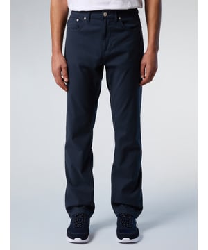 De authentieke look van denim, maar dan comfy. Deze broek met vijf zakken voldoet aan alle eisen voor veelzijdige weekendlooks. Het model met middelhoge taille en rechte pijpen is gemaakt van dobbystretchmateriaal en verfraaid met een North Sails-patch op de achterkant van de taille voor een kenmerkende touch.