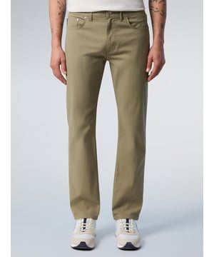 De authentieke look van denim, maar dan comfy. Deze broek met vijf zakken voldoet aan alle eisen voor veelzijdige weekendlooks. Het model met middelhoge taille en rechte pijpen is gemaakt van dobbystretchmateriaal en verfraaid met een North Sails-patch op de achterkant van de taille voor een kenmerkende touch.