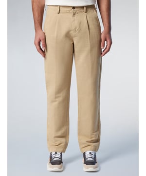 Tijdloos maatwerk ontmoet lichtgewicht comfort. Onze Newport chino's tillen de smart-casual klassieker naar een hoger niveau met een luchtige constructie van katoen en linnen die perfect is voor het warmere weer. Elegante plooien aan de voorkant zorgen voor een voller silhouet en een natuurlijke valling, terwijl een ton-sur-ton gekleurde logopatch een kenmerkende touch toevoegt.