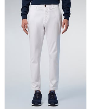 Het ultieme smart-casual icoon. Deze versie van onze Defender-chino is gemaakt met een slank, nauwsluitend silhouet van gabardine van biologisch stretch: comfortabel, elegant en ook nog eens milieubewust. Verhoogd met een ton-sur-ton logopatch boven de paspelzak aan de achterkant voor een kenmerkende North Sails-touch.