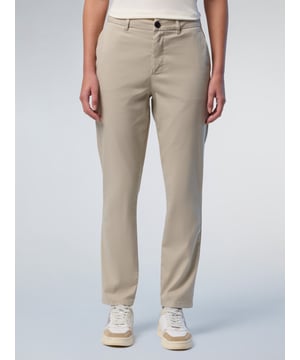 Machen Sie Ihre Garderobe mit diesen vielseitigen Chinos fit fürs Wochenende. Sie wurden sowohl im Hinblick auf Komfort als auch auf den Planeten entworfen und sind aus Stretch-Gabardine mit Bio-Baumwolle gefertigt: ein weiteres Beispiel für unser Engagement für den Schutz des Planeten. Mit schmalem, geradem Bein und schrägen Taschen.
