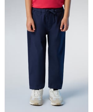 Smart-casual stijl, maar maak het comfortabel. Nog een voorbeeld van onze toewijding aan het gebruik van materialen die beter zijn voor de planeet, deze chino's zijn gemaakt van stretch popeline met biologisch katoen. Ze sluiten zelfs met een biologisch afbreekbare corozo-knop. Gestyled met een elastische taille voor een flexibele pasvorm.