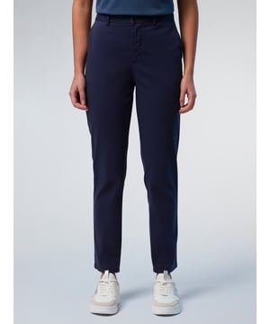 Machen Sie Ihre Garderobe mit diesen vielseitigen Chinos fit fürs Wochenende. Sie wurden sowohl im Hinblick auf Komfort als auch auf den Planeten entworfen und sind aus Stretch-Gabardine mit Bio-Baumwolle gefertigt: ein weiteres Beispiel für unser Engagement für den Schutz des Planeten. Mit schmalem, geradem Bein und schrägen Taschen.