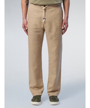 Luchtige zomerstyling op zijn best. Nog een voorbeeld van onze planeetbewuste belofte, deze linnen broek is gemaakt van Europees vlas™: gecertificeerde vezels die in Europa worden geteeld zonder het gebruik van irrigatie of GGO-zaden. Hun relaxte silhouet heeft een knoop aan de voorkant en elastiek aan de achterkant voor de perfecte balans tussen elegantie en comfort.
