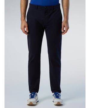 Het ultieme smart-casual icoon. Deze versie van onze Defender-chino is gemaakt met een slank, nauwsluitend silhouet van gabardine van biologisch stretch: comfortabel, elegant en ook nog eens milieubewust. Verhoogd met een ton-sur-ton logopatch boven de paspelzak aan de achterkant voor een kenmerkende North Sails-touch.