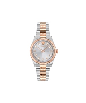 Diese Versace Millenium Analog-Uhr für Frauen ist das perfekte Zeitmessgerät zum Tragen oder Verschenken. Ihr silbernes 32 mm rundes Gehäuse kombiniert mit dem bequemen mehrfarbigen Edelstahlarmband sorgt dafür, dass Sie dieses atemberaubende Zeitstück ohne Kompromisse genießen können. Angetrieben von einem hochwertigen Quarzwerk und wasserdicht bis 3 bar, wird Ihre Uhr weiter ticken. Tauchen Sie ein in die Welt zeitloser Eleganz mit der Versace Millenium Uhr, die ein anmutiges 32 mm Gehäuse aufweist. Im Herzen zieht der furchterregende Medusakopf um 12 Uhr die Aufmerksamkeit auf sich und symbolisiert Stärke und Raffinesse. Diese Analog-Uhr ist mit leuchtenden Zeigern, leuchtenden Ziffern ausgestattet und verfügt über ein Schweizer Qualitätswerk. Das mehrfarbige Edelstahlarmband hat eine Länge von 19 cm und eine Breite von 16 mm und ist mit einem Klappverschluss versehen. Gehäusedurchmesser: 32 mm, Gehäusehöhe: 7,4 mm, Gehäusefarbe: Silber und Zifferblattfarbe: Silber.