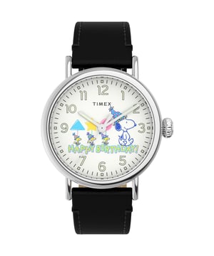 Diese Timex Peanuts Waterbury Standard Analoguhr für Herren ist das perfekte Zeitmessgerät zum Tragen oder Verschenken. Das silberne 40 mm runde Gehäuse, kombiniert mit dem bequemen schwarzen Lederarmband, sorgt dafür, dass Sie dieses atemberaubende Zeitmessgerät ohne Kompromisse genießen können. Angetrieben von einem hochwertigen Quarzwerk und wasserdicht bis 5 bar, wird Ihre Uhr weiter ticken. Herzlichen Glückwunsch zum Geburtstag! Unsere raffinierteste Alltagsuhr trifft auf unseren liebsten Peanuts-Hund. Diese Analoguhr ist mit leuchtenden Zeigern ausgestattet, hat ein hochwertiges schwarzes Lederarmband mit einer Länge von 21 cm und einer Breite von 20 mm, mit einem Gehäusedurchmesser von 40 mm, einer Gehäusedicke von 9,5 mm, Gehäusefarbe: Silber und Ziffernblattfarbe: Weiß.