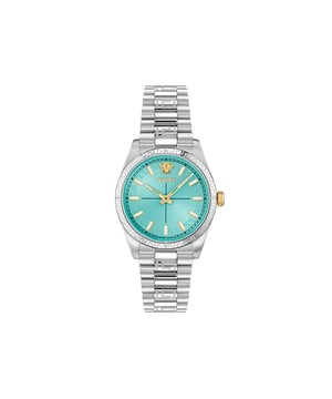 Diese Versace Millenium Analoguhr für Damen ist das perfekte Zeitmessgerät zum Tragen oder Verschenken. Das silberne 32 mm runde Gehäuse kombiniert mit dem komfortablen Armband aus silbernem Edelstahl sorgt dafür, dass Sie dieses atemberaubende Stück ohne Kompromisse genießen können. Angetrieben von einem hochwertigen Quarzwerk und bis zu 3 bar wasserdicht, wird Ihre Uhr weiter ticken. Treten Sie ein in die Welt zeitloser Eleganz mit der Versace Millenium Uhr, die mit einem eleganten 32 mm Gehäuse ausgestattet ist. Im Mittelpunkt steht der wütende Medusenkopf bei 12 Uhr, der Aufmerksamkeit erregt und Stärke sowie Raffinesse symbolisiert. Diese Analoguhr ist mit leuchtenden Zeigern, leuchtenden Ziffern ausgestattet und hat ein Schweizer Qualitätswerk. Das silberne Edelstahlarmband misst 19 cm in der Länge und 16 mm in der Breite und ist mit einer Faltschließe versehen. Gehäusedurchmesser: 32 mm, Gehäusehöhe: 7,4 mm, Gehäusefarbe: Silber und Ziffernblattfarbe: Blau.