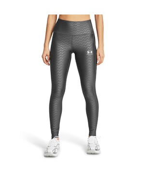 Geef je look tijdens het trainen een level omhoog met deze dames Emboss Tights van Under Armour. Exclusief bij JD in een grijze kleur, is deze nauwsluitende panty gemaakt met UA's HeatGear stof voor zacht en rekbaar comfort dat helpt bij het herstel. De tailleband is hoog en heeft een antisliplaag voor ondersteuning, terwijl zweetafvoerende eigenschappen je koel houden. De panty heeft een klein zakje om je essentials bij de hand te houden en is afgewerkt met het UA-logo op de dij.