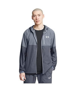 Under Armour Vanish Hybride Jas Grijs. Een lichtgewicht jack. Een over de hele breedte twee rijen ontwerp. Een volledige ritssluiting aan de voorkant met een verstelbare capuchon en een hoge kraag. Reflecterende banden op de schouders. Lange elastische manchetten aan de lange mouwen met het kenmerkende Under Armour-logo in wit opgedrukt. Twee zakken met ritssluiting in de taille en een zak met ritssluiting op de linkerborst met het kenmerkende Under Armour-logo in wit gegummeerd.