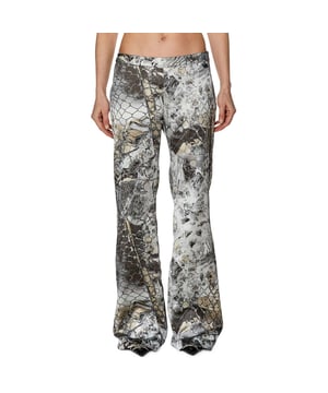 Deze broek van Diesel is perfect geprint en moeiteloos gestroomlijnd en zal bij elke draagbeurt de aandacht trekken.Onzichtbare ritssluiting met kenmerkende Diesel hardware en slangenleer geïnspireerde print.Hoog uitgesneden slim flare pasvorm.