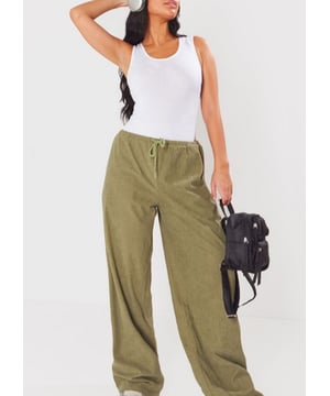 Sal a la calle con estilo con los pantalones de cintura baja con cordón verde salvia. Estos pantalones ofrecen un cómodo corte de tiro bajo con cintura ceñida ajustable, que combina la comodidad informal con un toque atrevido. El suave tejido de cordón y el fresco color verde salvia los hacen perfectos para los días relajados con un toque de confianza.