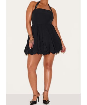 Das Plus Black Buckle Detail Halterneck Puffball Mini Dress kombiniert gewagten Stil mit Tragekomfort. Mit Neckholder-Design und auffälligem Schnallendetail bietet es eine schmeichelhafte Passform und eine verspielte Puffball-Silhouette. Dieses Minikleid eignet sich perfekt für lässige Ausflüge oder um ein Statement zu setzen und bringt Selbstvertrauen und Leichtigkeit in Ihre Garderobe.