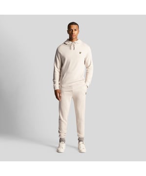 - Elastische tailleband.- Twee steekzakken.- Geribde enkelboorden.- Geborduurde details.- Handtekening Lyle and Scott Golden eagle branding.- Skinny fit.