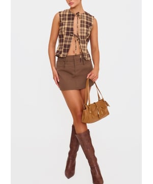 Verhoog je casual stijl met de Plus Brown Check Print Tie Front Waistcoat. Met een gedurfd ruitpatroon en een detail met stropdas aan de voorkant biedt dit gilet een comfortabele pasvorm die moeiteloos bij elke outfit past. Perfect om in laagjes te dragen en voegt een zelfverzekerde, stijlvolle touch toe aan je dagelijkse garderobe.