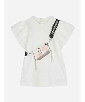 Introducing the exquisite Baby Girls Snapshot Bag Print Dress in White by Marc Jacobs, an indispensable addition to any young lady's wardrobe for SS2025! Shaped from the finest materials, this dress elegantly merges high fashion with comfort, ideal for your little girls charming moments. Key features include Captivating Bag-Inspired Print Featuring a unique, chic design that echoes Marc Jacobs' iconic Snapshot bag. Luxurious Comfort Crafted from soft, premium fabric for all-day wearability. Quintessential White Hue A timeless, versatile shade that enhances any occasion.Secure this delightful piece today and ensure your girl shines with style and grace this season!