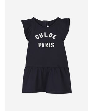Parisian label Chloé incorporate exquisite materials into their demure and carefully crafted aesthetics. This baby girls dress captures the label's preference for whimsical, minimalist designs. It showcases fancy flounce and a Chloé Paris logo patch embroidered on the chest. Short Sleeves 100 Organic Cotton Jersey Green Around